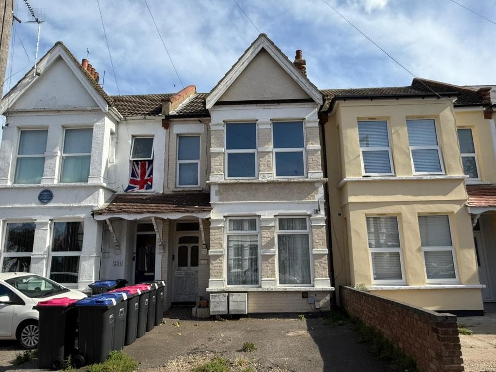 Two-Bedroom Ground Floor Flat In Need Of Improvements