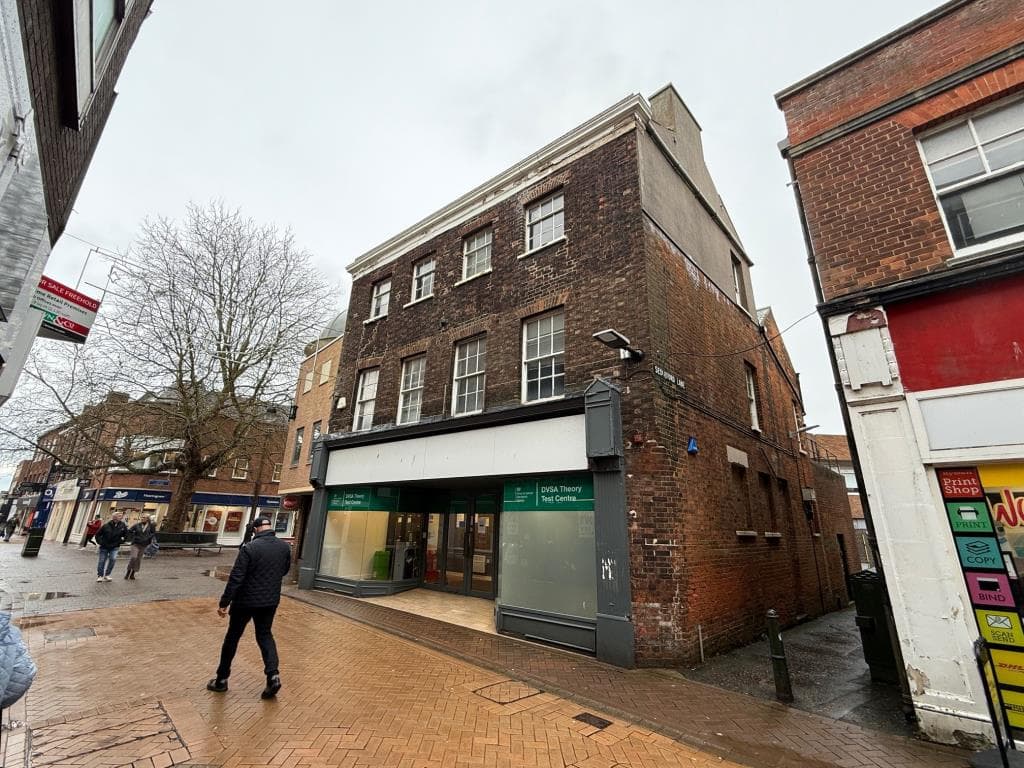Vacant Upper Floor With Potential In High Street Location