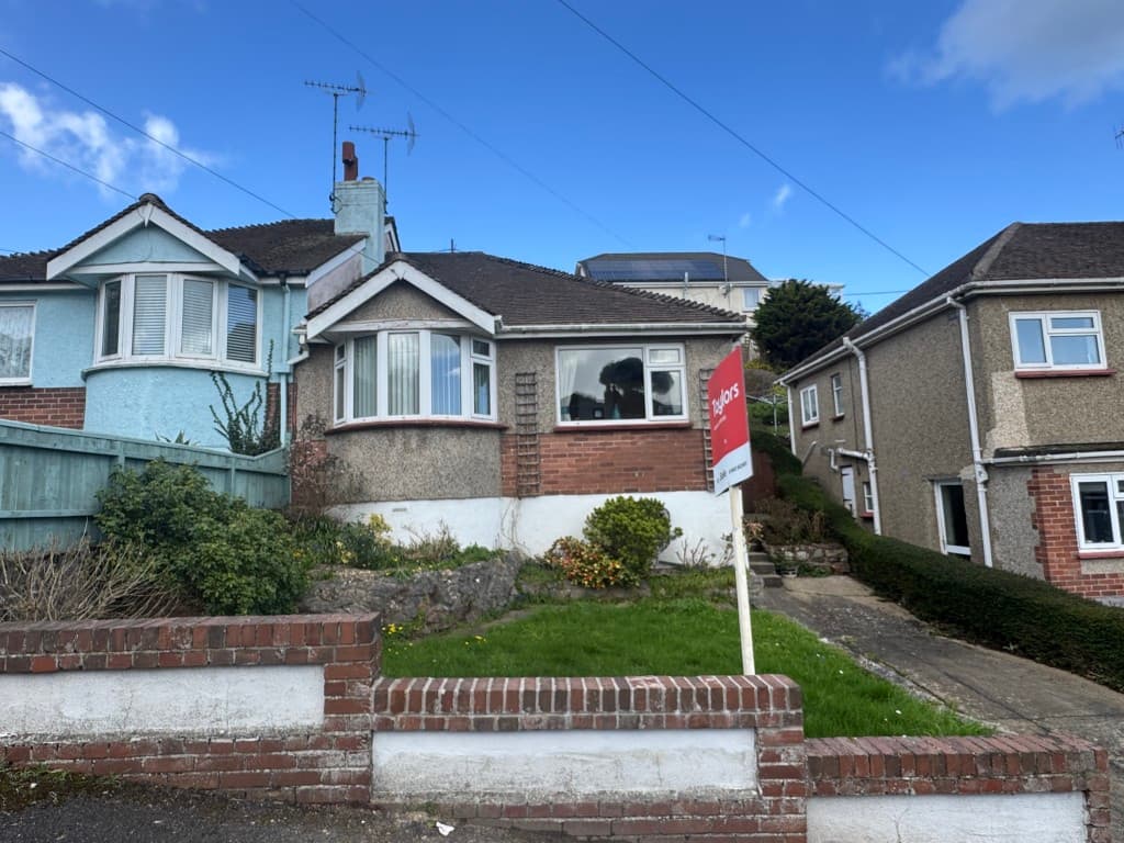 Semi-Detached Bungalow In Quiet Cul-De-Sac