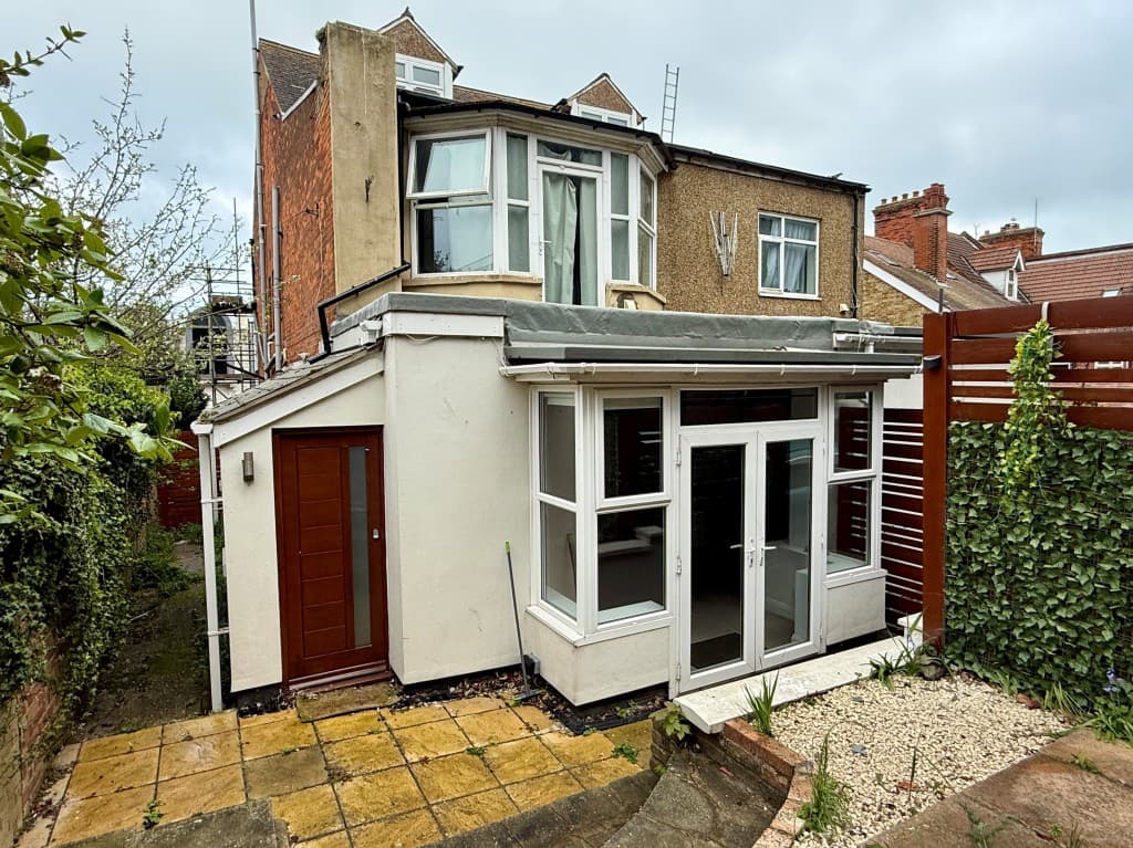 Well Presented Two-Bedroom Flat With Garden And Parking