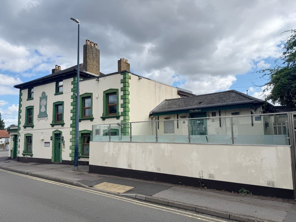 Public House And Upper Parts With Potential