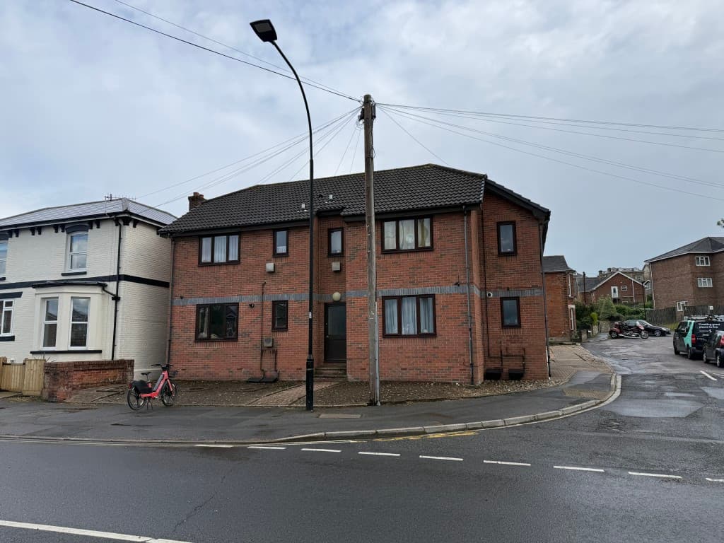 Modern Purpose-Built Flat With Parking