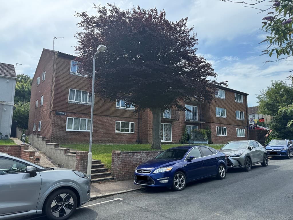 Ground Floor Apartment In Purpose-Built Block With Parking