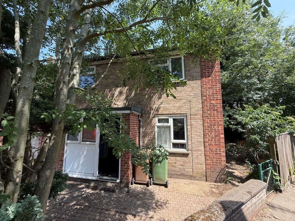 Three-Bedroom End-Terrace House In Need Of Modernisation