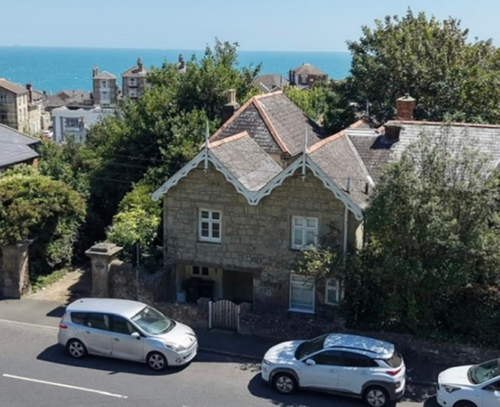 Three-Bedroom Cottage Close To Town Centre And Seafront