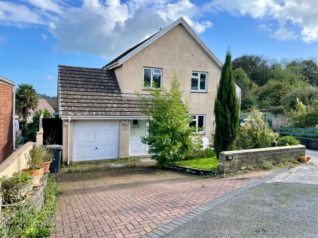 Detached Four-Bedroom House In Popular Location