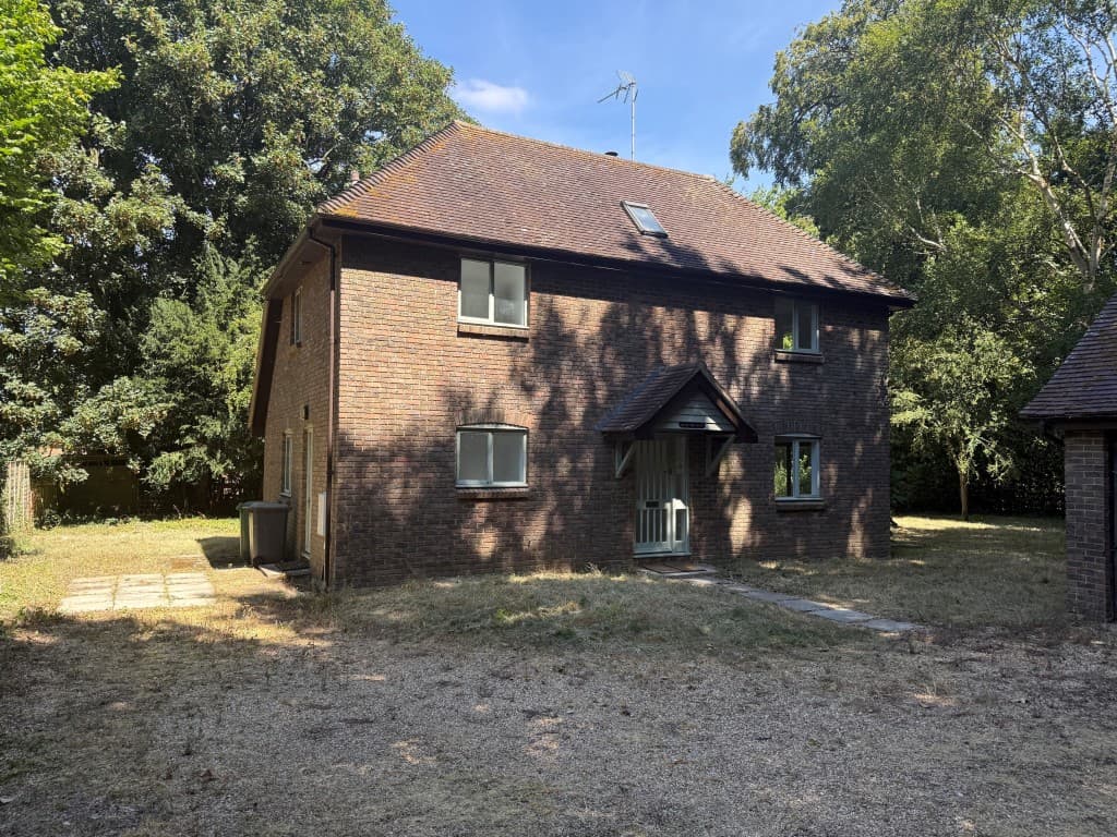 Detached Three-Bedroom House With Separate Garaging