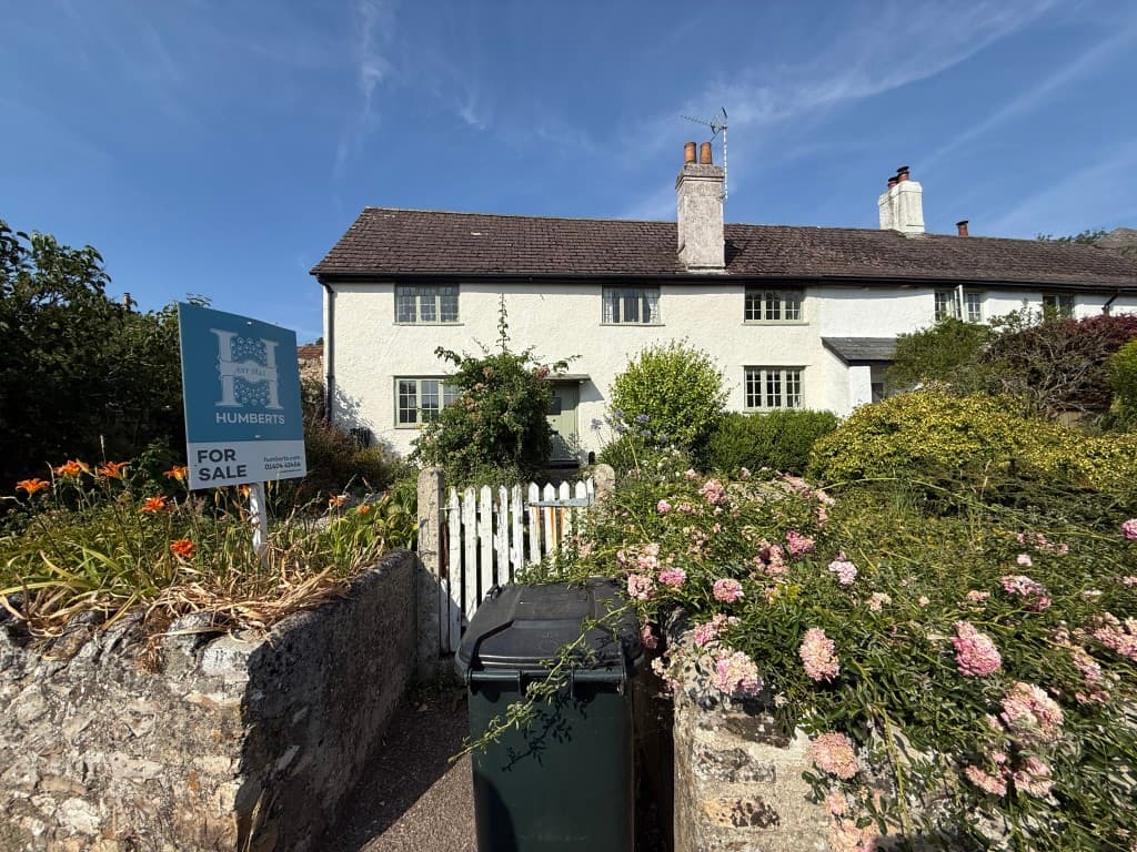 Spacious Cottage With Gardens For Updating