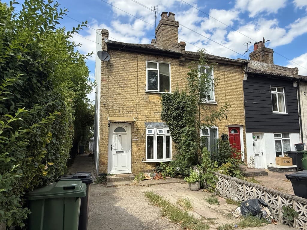 End-Terrace House For Repair