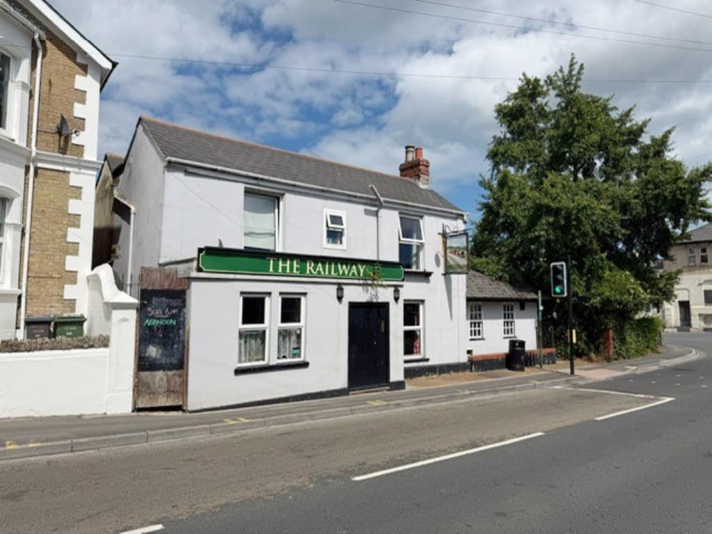 Freehold Town Centre Public House With Two-Bedroom Flat And Gardens