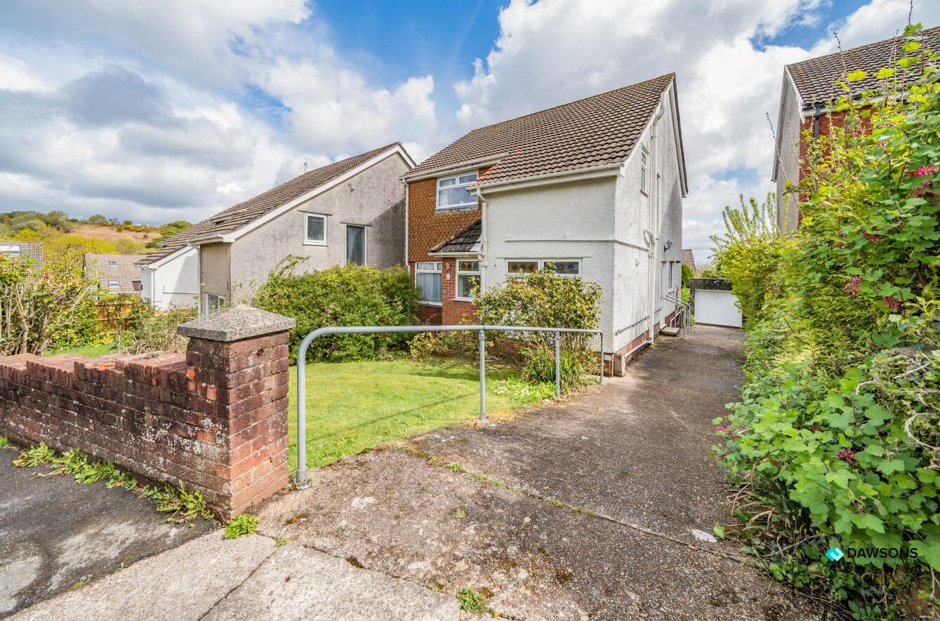 Detached 1960s Three-Bedroom House with Sea Views