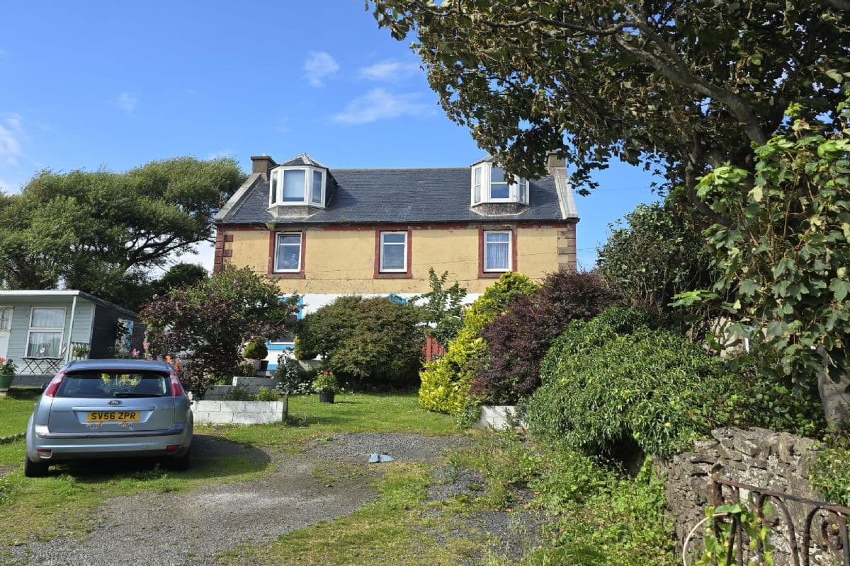 One-Bedroom Top-Floor Flat with Sea Views