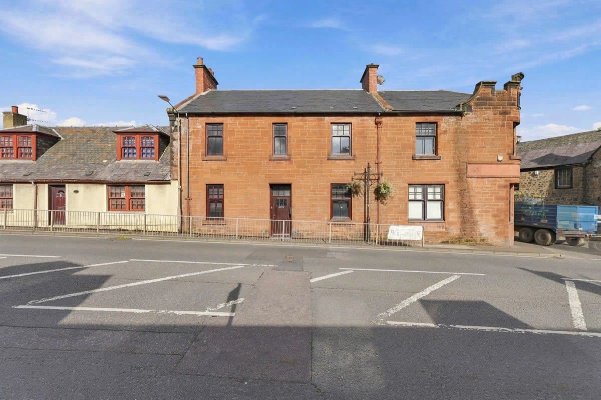 Two-Bedroom First-Floor Flat with Free Parking