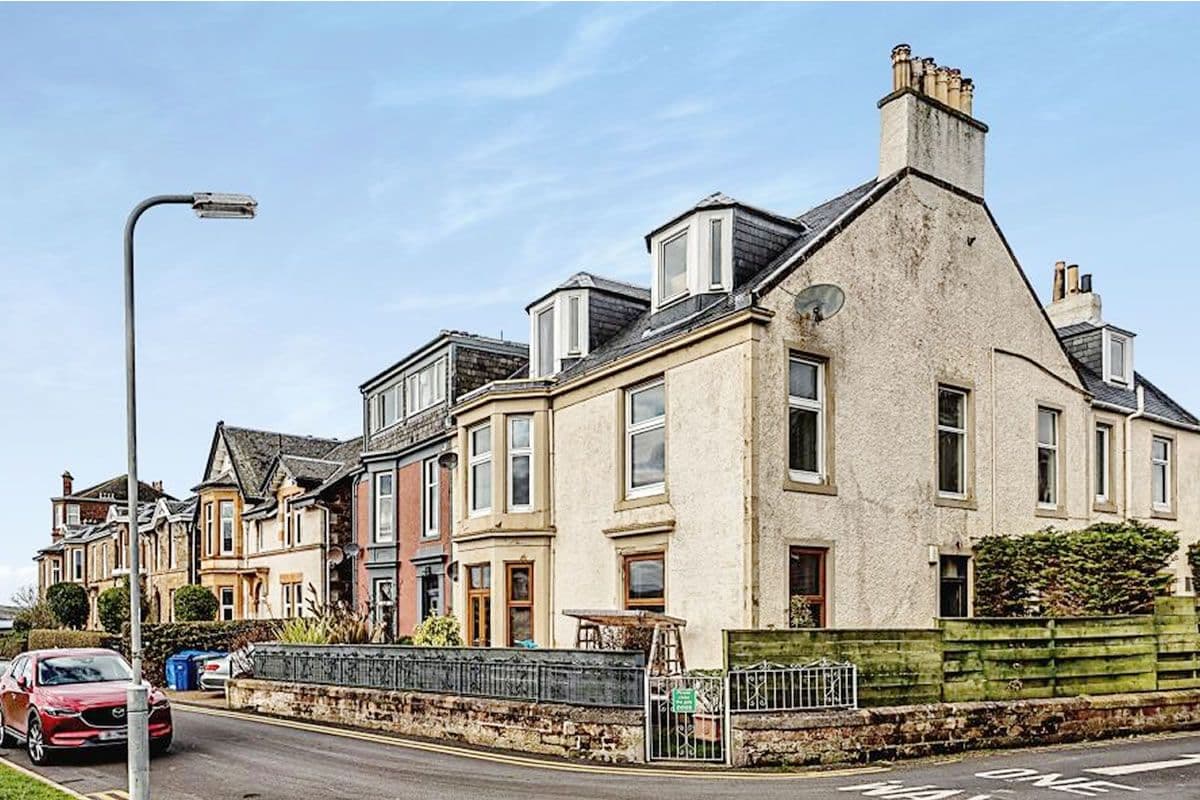 Three-Bedroom Top-Floor Flat with Clyde Estuary Views