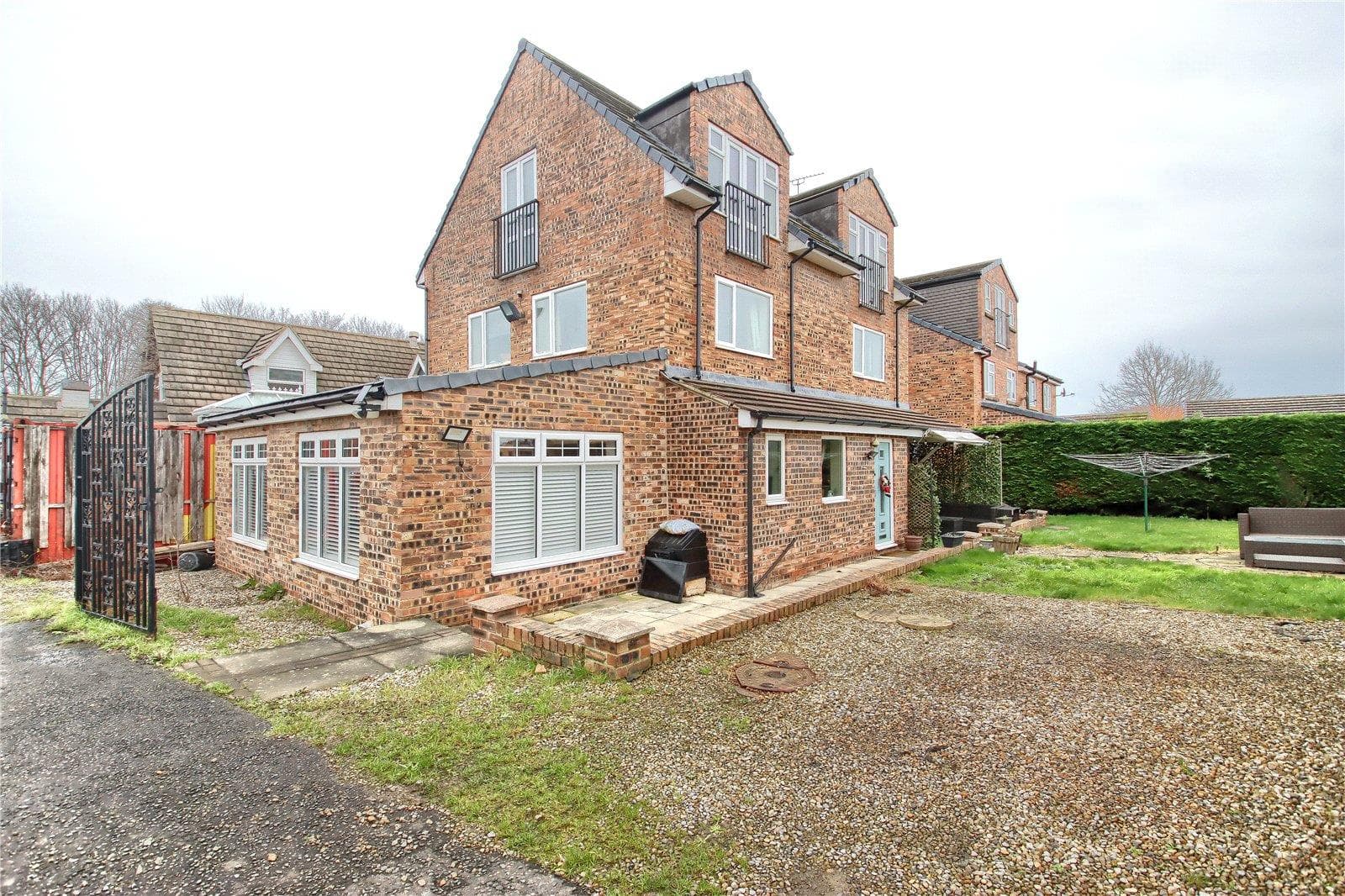 10 Bedroom House - Semi-Detached