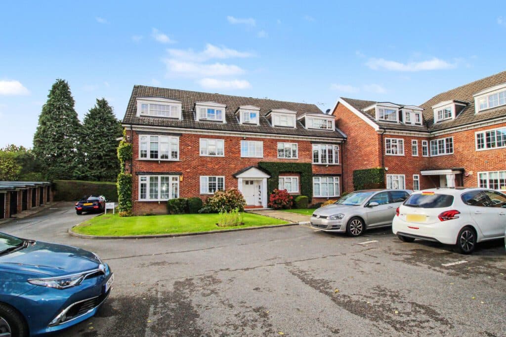 Spacious 2-Bedroom Top Floor Flat