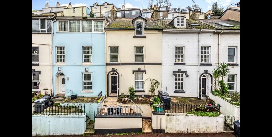 Spacious Two Bedroom Maisonette with Share of Freehold