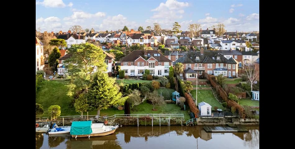 Freehold Riverside Apartment with Panoramic Views