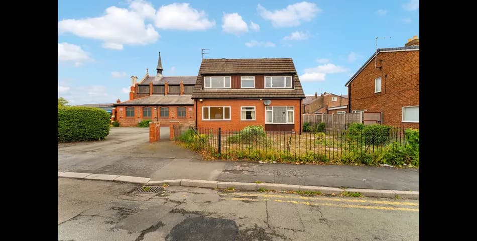 Detached Family Home with Garden and Garage