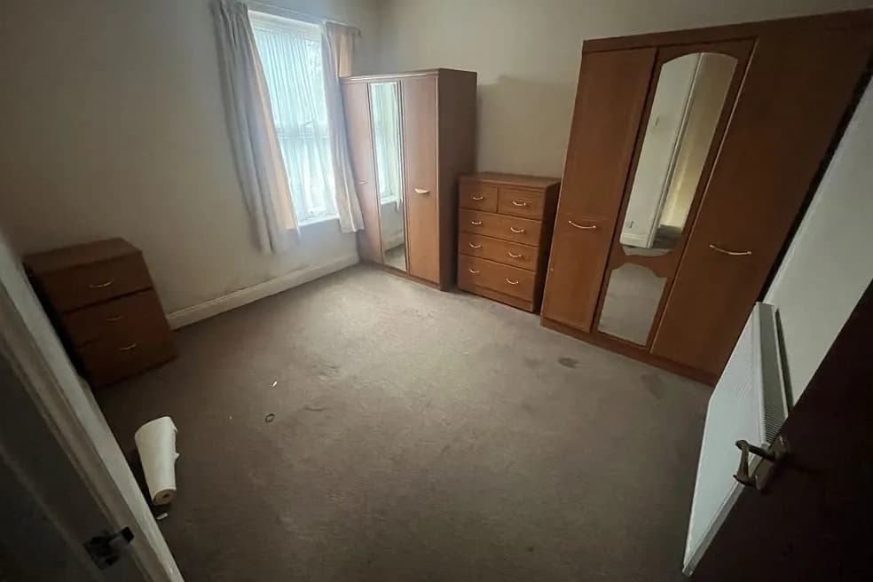 Freehold Vacant Three Bedroom Terrace House