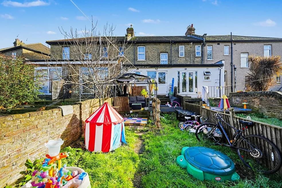 Leasehold One Bedroom Ground Floor Garden Flat