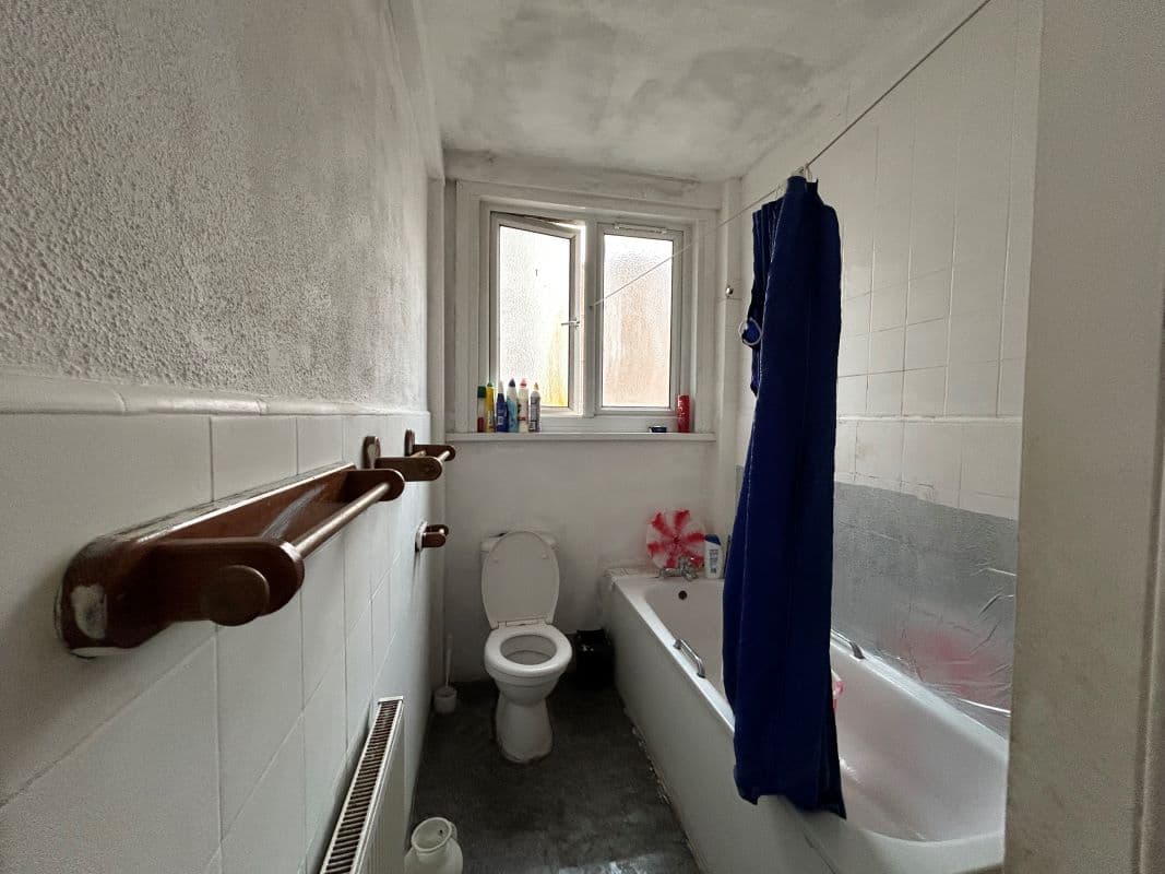 Long Leasehold Second Floor Three Bed Flat