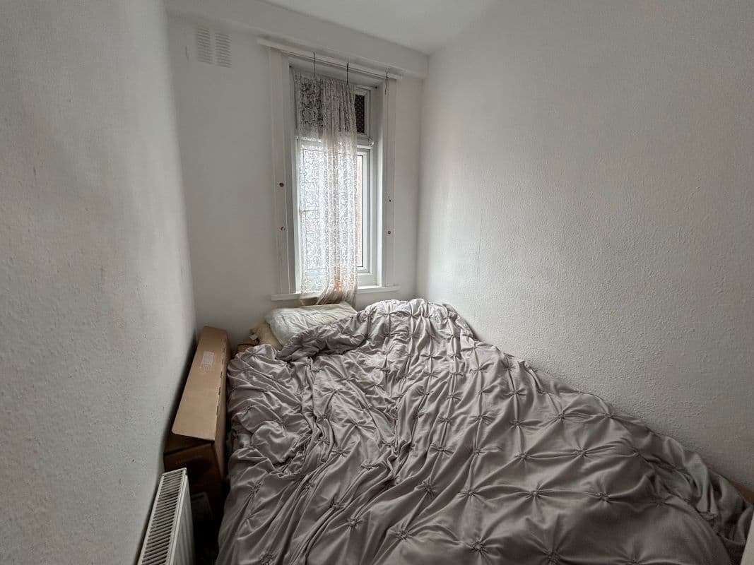 Long Leasehold Second Floor Two Bed Flat Let on AST