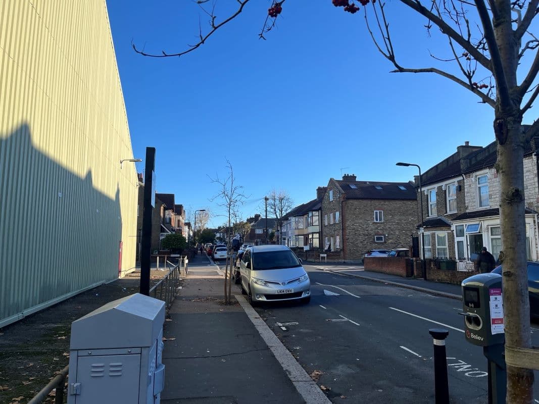 LONG LEASEHOLD FIRST FLOOR VACANT ONE BEDROOM FLAT