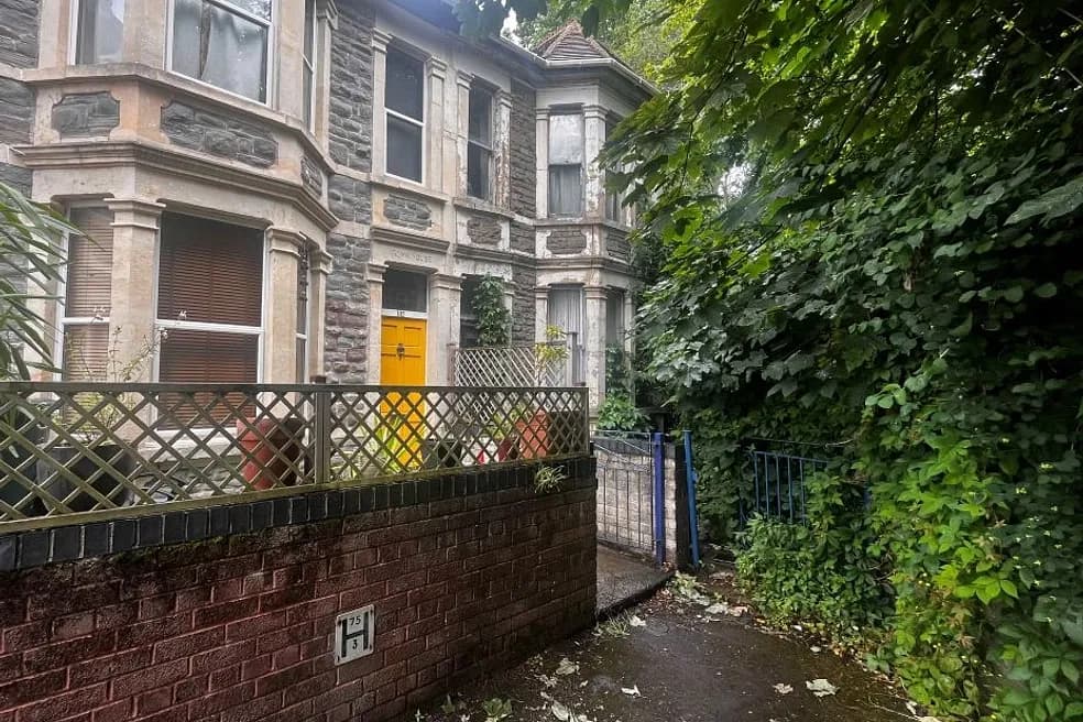 FREEHOLD VACANT THREE STOREY END OF TERRACE EDWARDIAN HOUSE FOR REPAIR