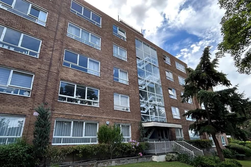 LONG LEASEHOLD VACANT TWO BEDROOM THIRD FLAT FOR MODERNISATION