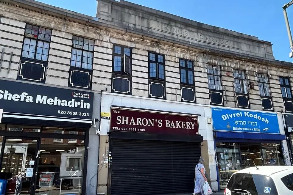 FREEHOLD VACANT SHOP & SELF-CONTAINED FIRST FLOOR FLAT FOR REPAIR/IMPROVEMENT