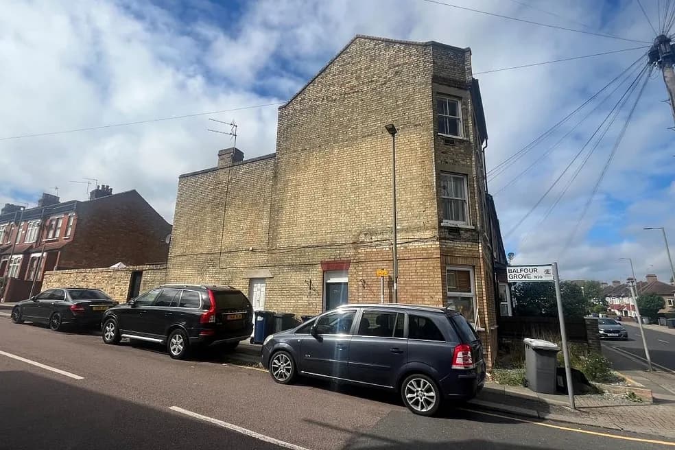 Vacant Three Bedroom Split Level Flat