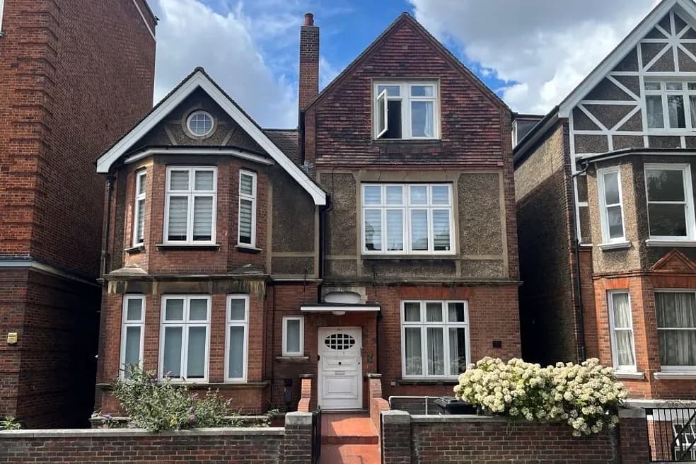 Vacant Leasehold First Floor One Bedroom Flat