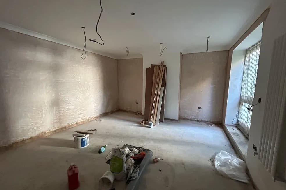 Long Leasehold Vacant Lower Ground Studio Flat - Partly Refurbished