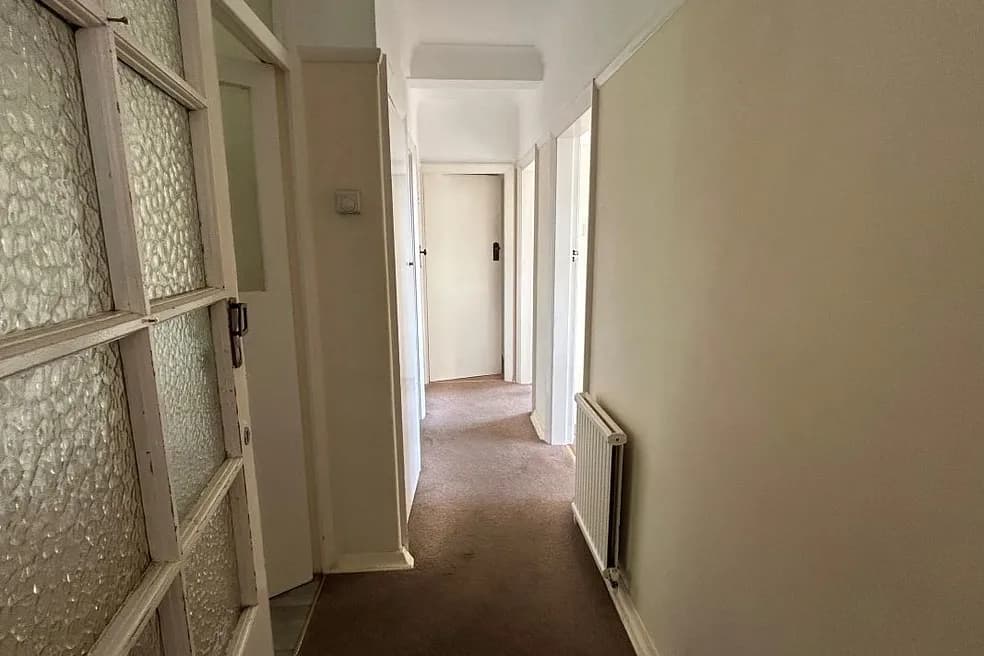 LONG LEASEHOLD VACANT TWO BED FLAT FOR MODERNISATION