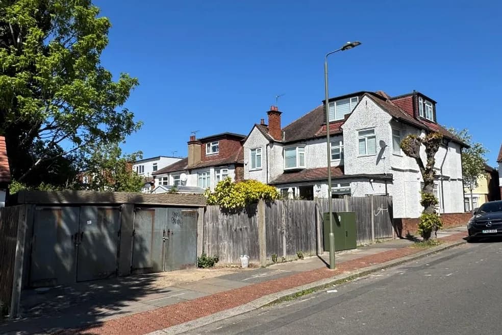 FREEHOLD PAIR OF VACANT GARAGES & GROUND RENT INVESTMENT - 3 FLATS (EACH 47¼ YEARS UNEXPIRED)