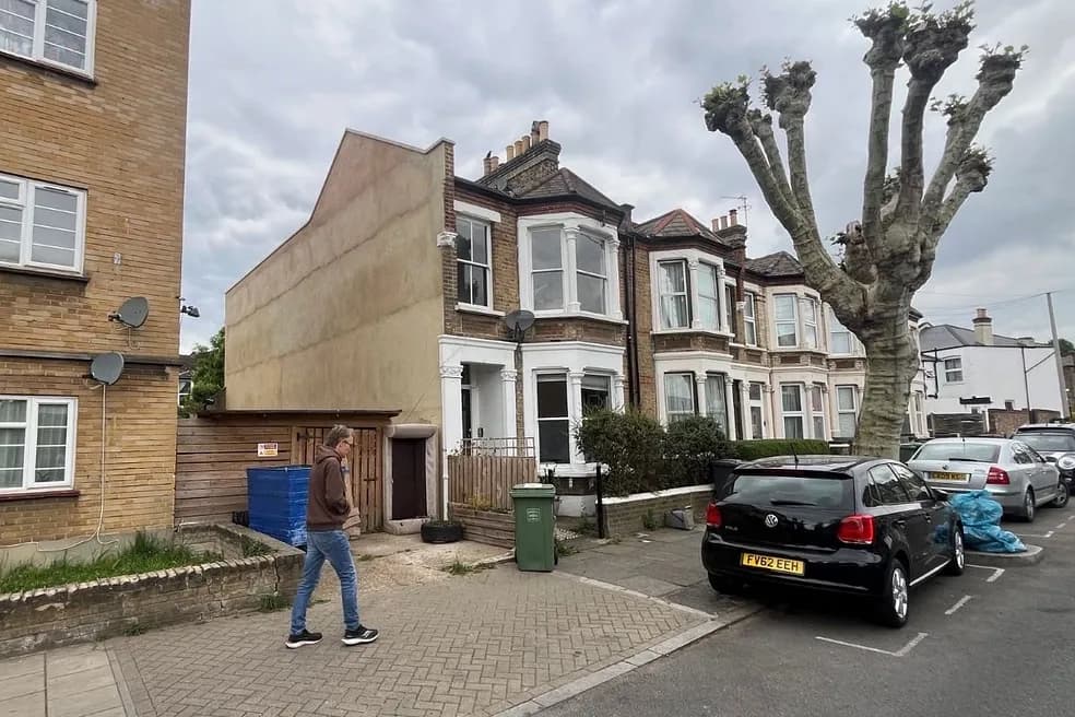 FREEHOLD GROUND RENT INVESTMENT - TWO FLATS PRODUCING £100 P.A.