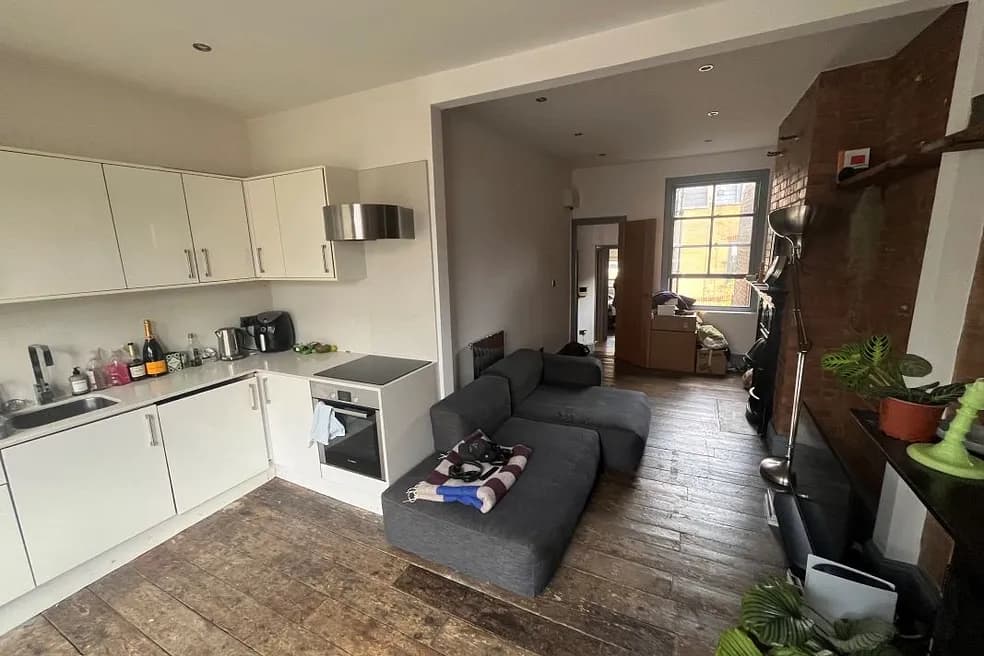 LONG LEASEHOLD ONE BEDROOM FLAT PRODUCING £21,000 P.A.