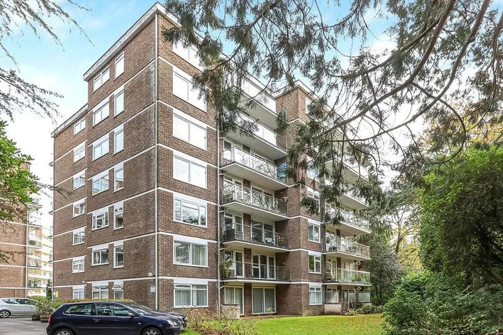LONG LEASEHOLD VACANT THREE BED GROUND FLOOR FLAT WITH GARAGE EN-BLOC