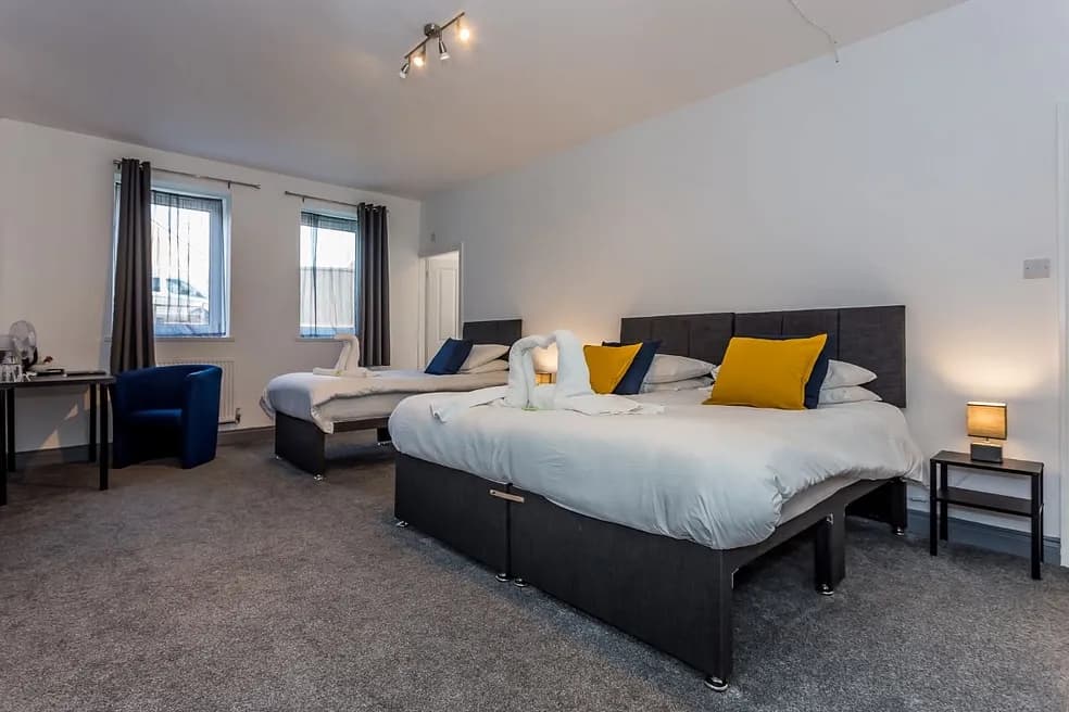 FREEHOLD DETACHED ELEVEN BEDROOM MIXED STUDENT AND PROFESSIONAL HMO