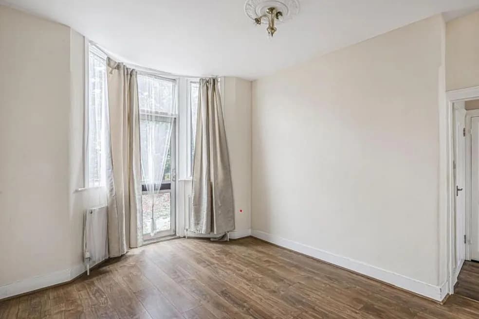 Freehold Vacant Three Bedroom Terrace House