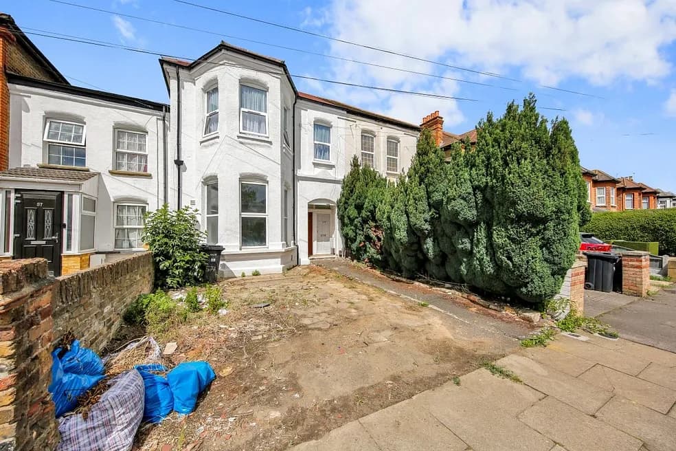 Vacant Share of Freehold One Bedroom Ground Floor Garden Flat