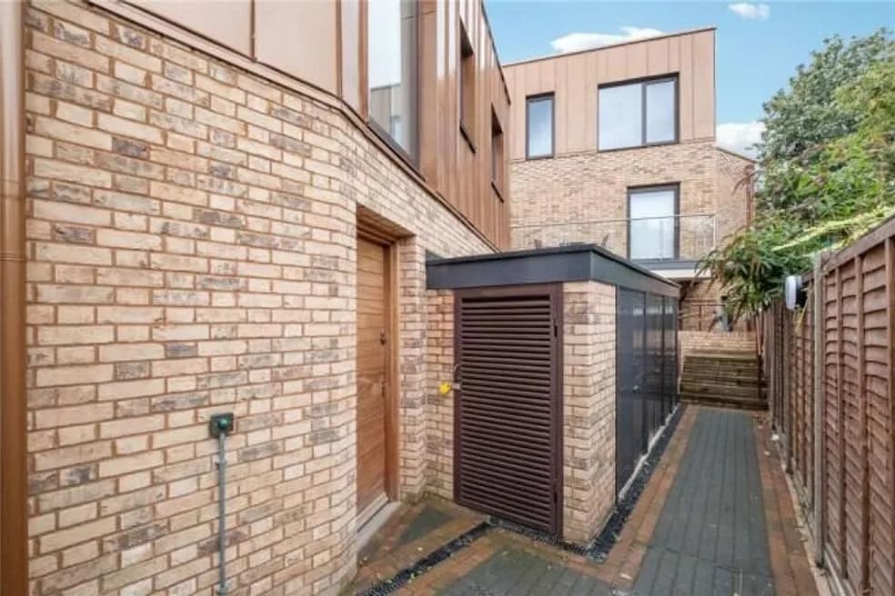 Vacant Long Leasehold Two Bedroom First Floor Apartment