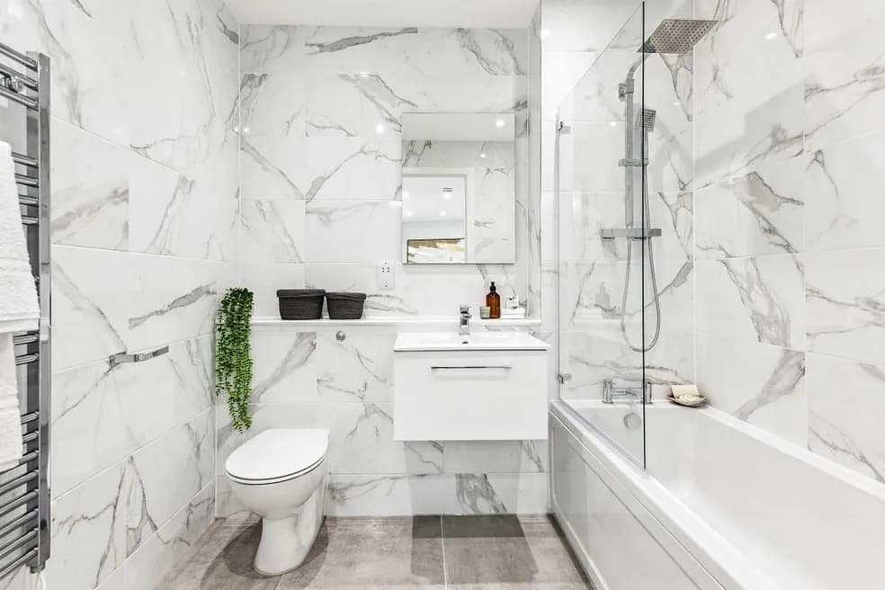 Vacant Long Leasehold Split Level Penthouse Apartment