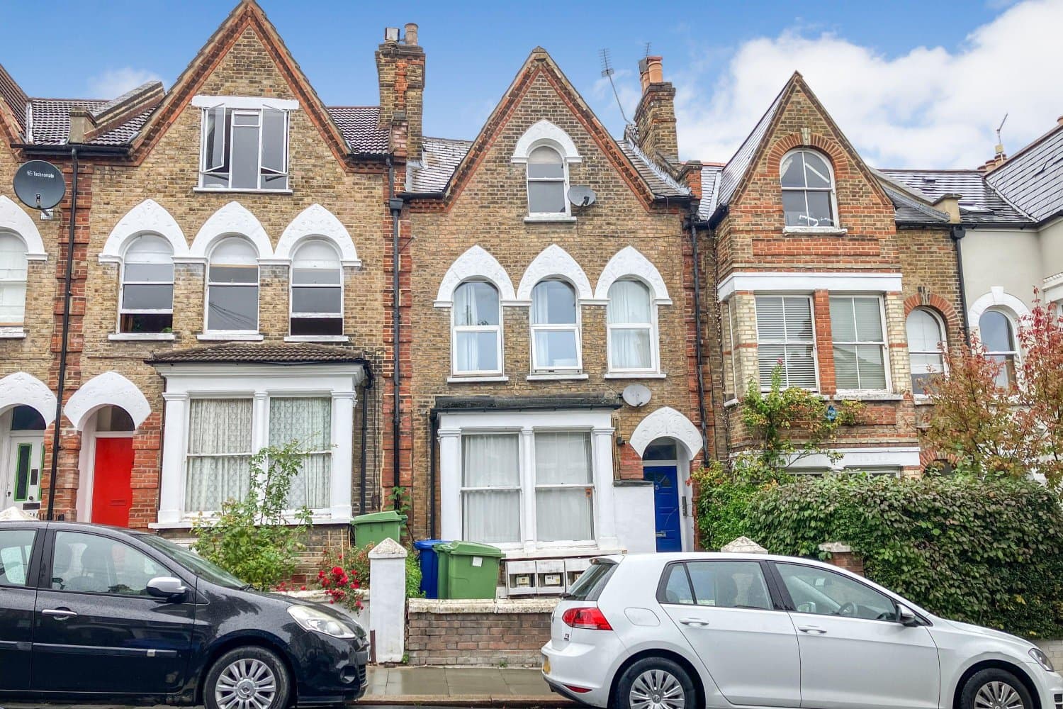 Studio Flat in Reasonable Decorative Order