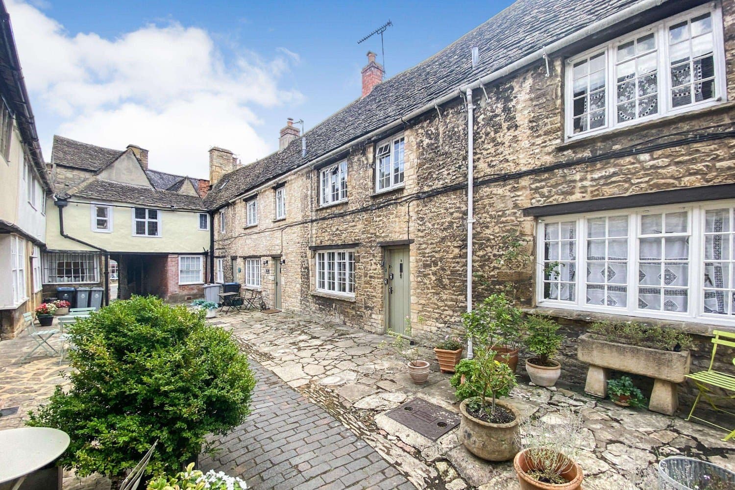 One Bedroom Mid Terrace Cottage in Burford