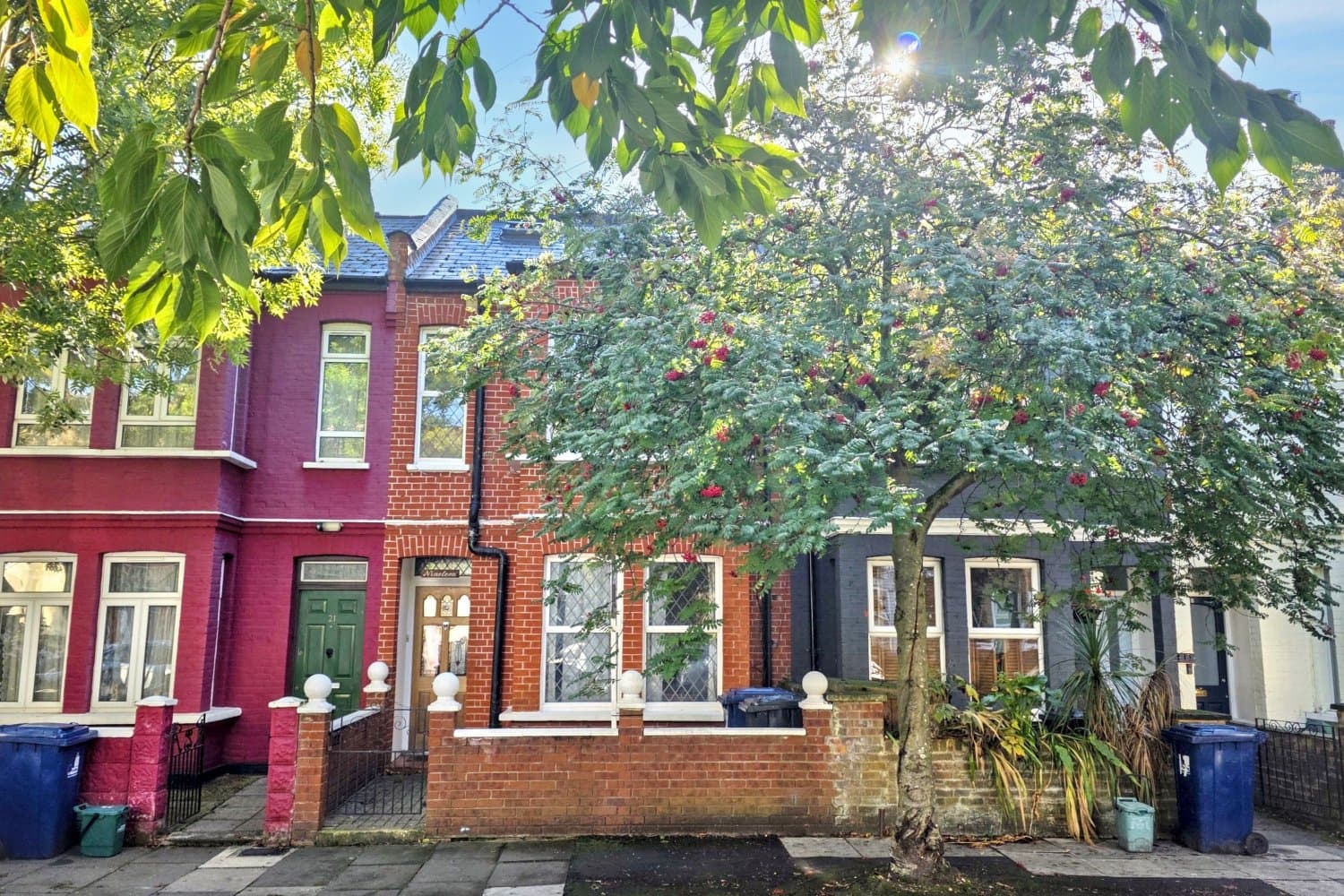 Mid-Terrace House with Six Bedrooms