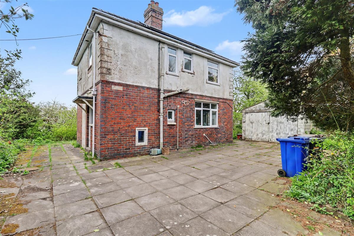 Three Bedroom Detached Property in Need of Modernisation