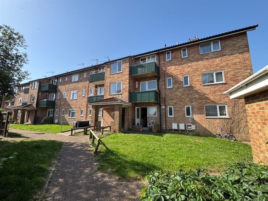 Leasehold Ground Floor Flat with Parking Space