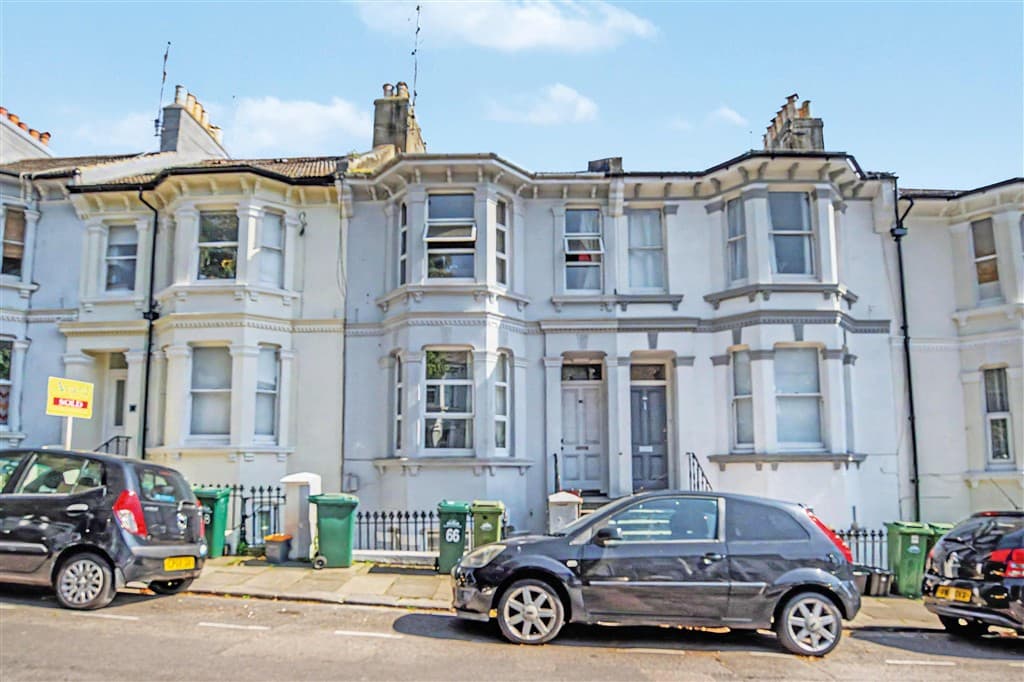Freehold building arranged as three selfcontained flats